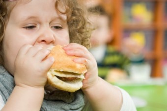Zo školských bufetov zmiznú presladené nápoje či vyprážané jedlá