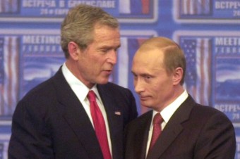 Ako Vladimir Putin dnes opakuje vtedajšie Bushove chyby