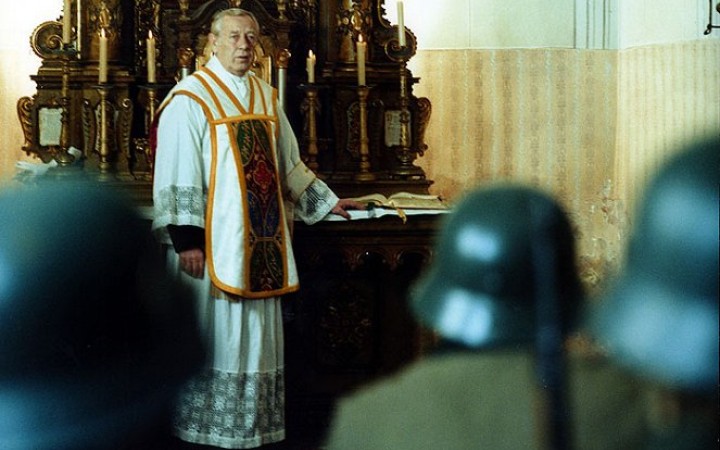 Pozície oboch strán k vojne opísal už František Švantner v novele Kňaz