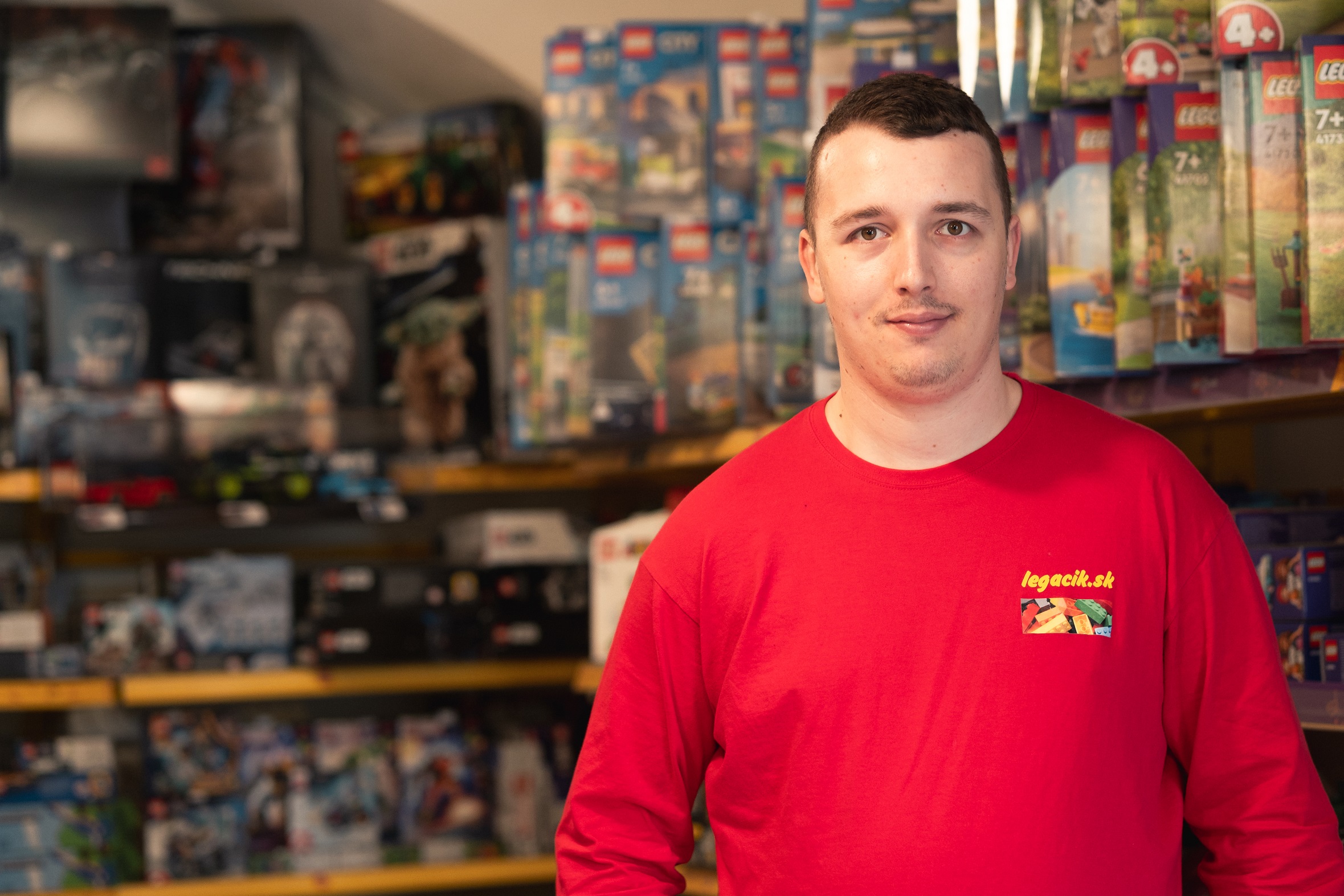 Zažil &scaron;ikanovanie aj &uacute;spech. Deti na bežnej &scaron;kole ho neprijali, pretože bol in&yacute;