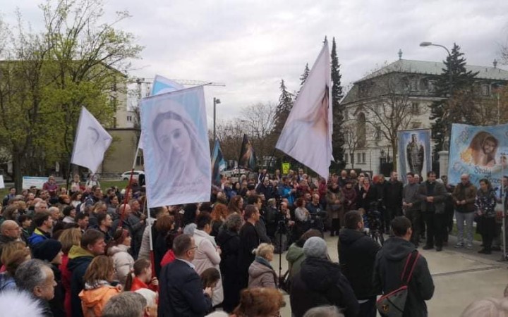 Pred úradom vlády sa ľudia s Kuffom modlili proti usmerneniu o zmene pohlavia