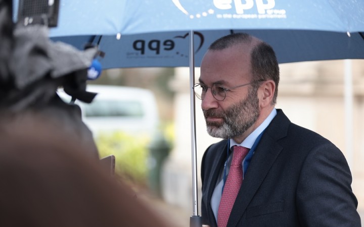 Korupcia medzi ľudovcami môže spôsobiť politický koniec Manfreda Webera