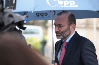 Korupcia medzi ľudovcami môže spôsobiť politický koniec Manfreda Webera