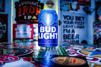 Bud Light spolupracoval s mužom tvrdiacim, že je žena, jeho predajnosť poklesla
