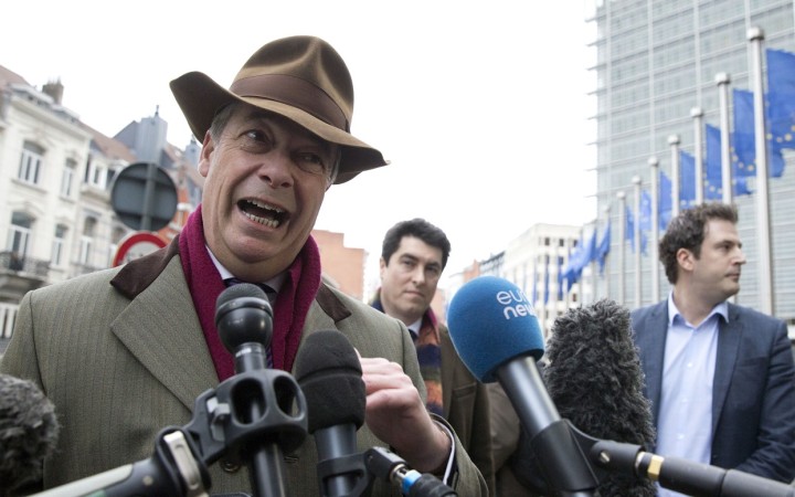 Smerujeme k oddialeniu brexitu a druhému referendu, tvrdí Farage