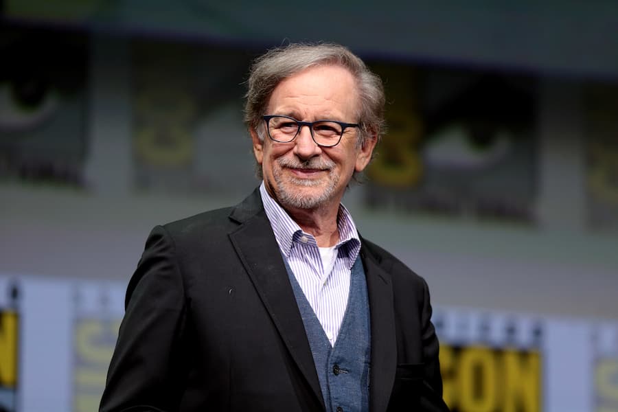 Spielberg &uacute;pravy svojich diel ľutuje, kritici radia kupovať si fyzick&eacute; nosiče