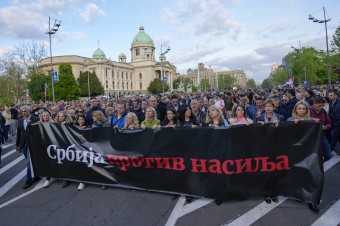 Po masových streľbách sa v Belehrade zhromaždili tisíce ľudí