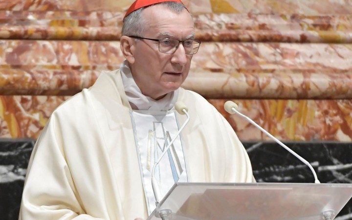 Vatikán pokračuje v mierovej misii pre Ukrajinu, tvrdí kardinál Parolin