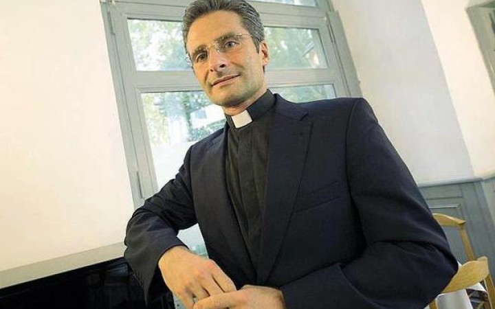 Som gay, vyhlásil kňaz z Kongregácie pre náuku viery vo Vatikáne