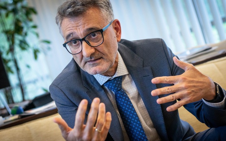 Eurokomisia ho obhajuje. Pred slovenskými poslancami sa bránil spoluprácou s KDH