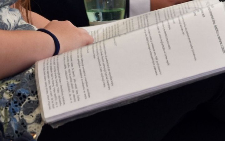 Ministerstvo začalo správne konanie voči firmám predávajúcim záverečné práce
