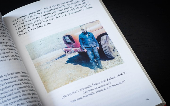 Brodím sa v gumených čižmách v blate. Byť „len robotníkom“ je dobrá škola pokory