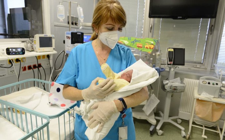 Prečo dosahuje počet pôrodov na Slovensku desaťročné minimá