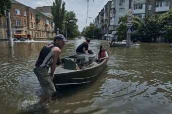 Záplavy si vyžiadali najmenej 28 obetí, hrozí cholera