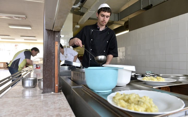 Dotované obedy budú mať aj žiaci na osemročných gymnáziách