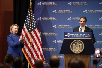 Mal by byť guvernér New Yorku Andrew Cuomo exkomunikovaný?