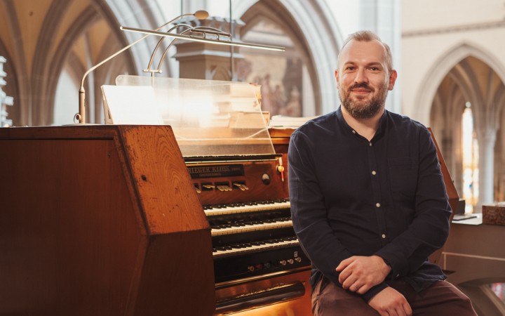 Cieľom nie je prekričať celý kostol, ale vtiahnuť ľudí do liturgie