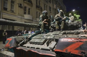 Rusko sa pripravuje na prevzatie ťažkej vojenskej techniky vagnerovcov