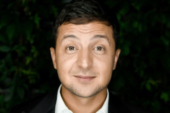 Na Ukrajine môže vyhrať komik s oligarchom za chrbtom