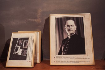 Klávesnica, na ktorej písal homílie, turistické topánky aj neznáme fotografie