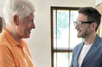 Sorosov syn a americký exprezident Clinton hovorili s pápežom Františkom o mieri