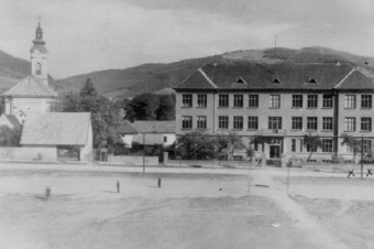 V Tisovci vzniklo v roku 1992 prestížne bilingválne Evanjelické gymnázium. V kni