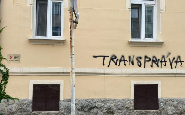 Budovu Pápežských misijných diel v Bratislave posprejovali transheslom