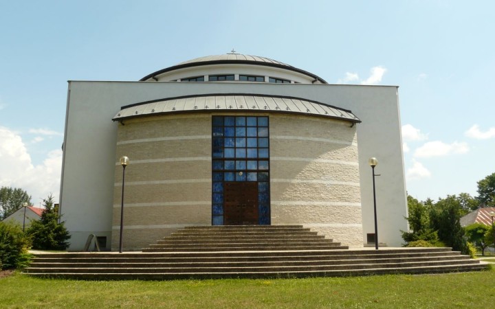 Patrocínium svätých sedmopočetníkov nesie 16 chrámov, ale aj školy a ulice