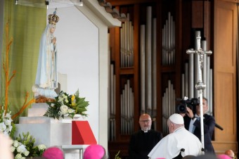 Pápež František v sobotu zavítal do Fatimy, kde sa pomodlil ruženec so zdravotne