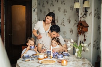 Najvýraznejším faktorom v prospech vnímania šťastia je život v manželstve