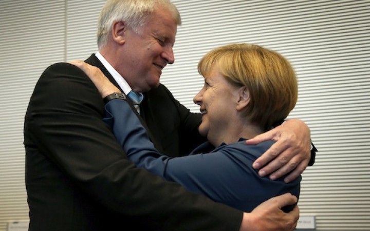 Merkelová verzus bavorský premiér. Nemci sa hádajú pre utečencov