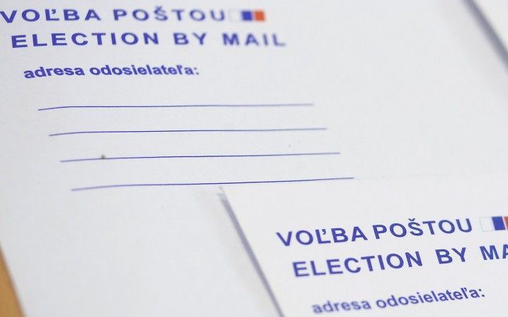 Voličov zo zahraničia pribúda, hlasovanie poštou však má aj nedostatky