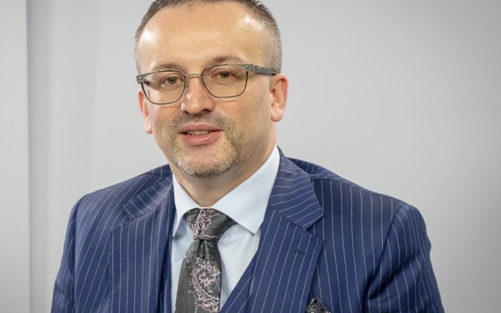 Exšéfa tajných Pčolinského budú stíhať na slobode, vypočúvali ho vyše päť hodín