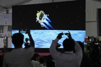 Indická lunárna sonda ako prvá v histórii pristála na južnom póle Mesiaca