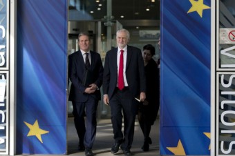 Britská vláda odložila zverejnenie správy o clách po brexite bez dohody