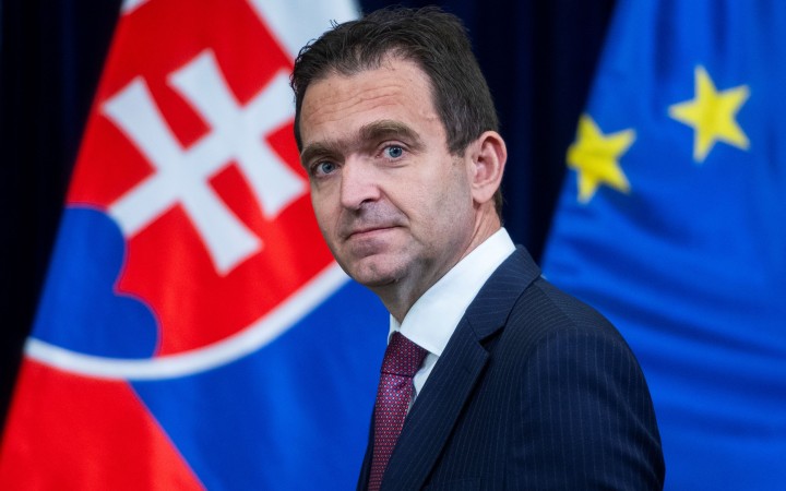 Poslanci nie sú leniví, len opovrhujú úradníckou vládou