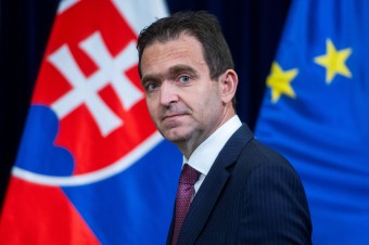 Poslanci nie sú leniví, len opovrhujú úradníckou vládou