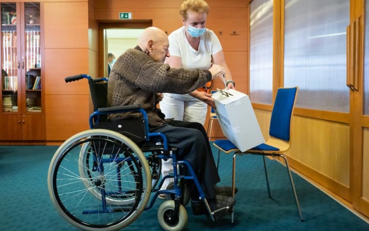 Prežije rodičovský dôchodok voľby? Čo strany plánujú s penziami a bývaním