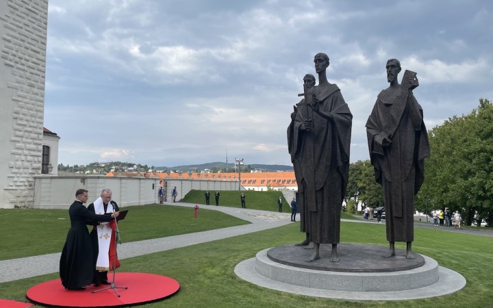 Cirkev sa vyhla kampani, kardinál požehnal súsošie sám, Kollár zostal v úzadí