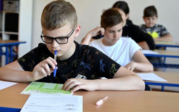 Tablety zhoršujú výsledky, švédski žiaci sa vracajú ku knihám a k písaniu rukou
