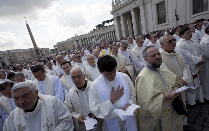 Spis o kňazoch, ktorí sú otcami detí, existuje. Je dôverný, tvrdí Vatikán