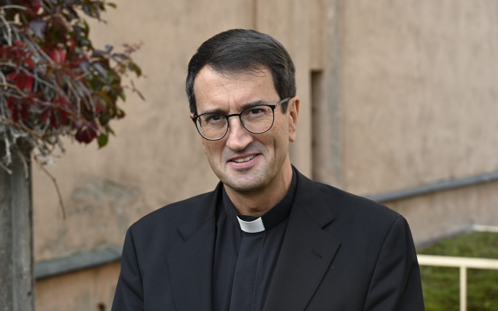 Španiel, ktorý sa cíti byť Fínom, je členom Opus Dei a priateľom luteránov