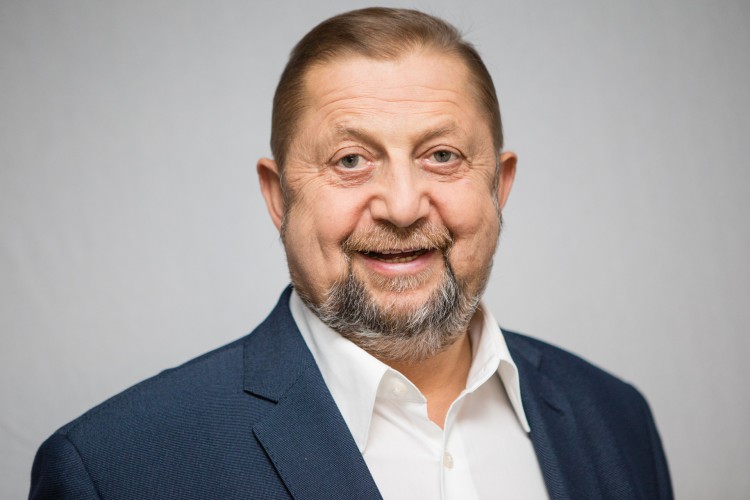 Maroš Šefčovič je doktor práv?