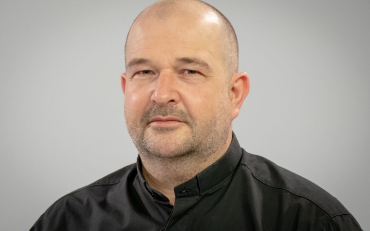 Vysluhovať omše a spovedať poslancov by mal kňaz Ján Buc
