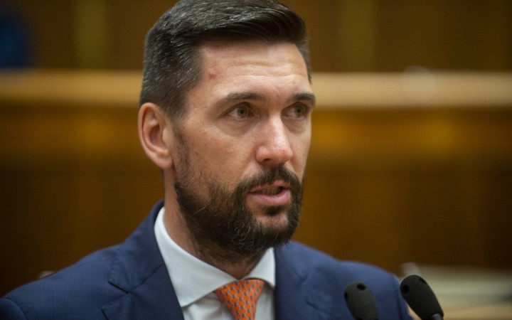 Pred voľbami sršal nápadmi, do funkcie ide v tieni káuz Smeru z minulosti