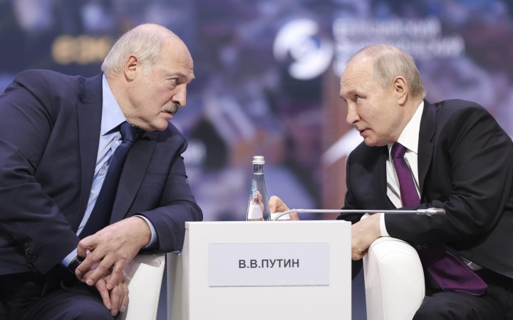 Lukašenko a Putin v hybridnej vojne so Západom