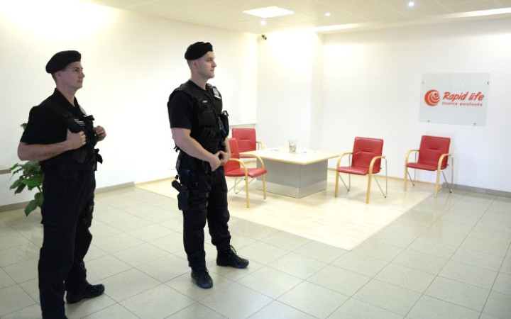 Nezvyčajná bitka: NBS obviňuje NAKA a prokurátora, že chránia podvodníkov