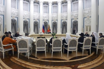 Putin má nový obrovský stôl. Pred schôdzkou s ním stačí už „iba“ 5 dní izolácie