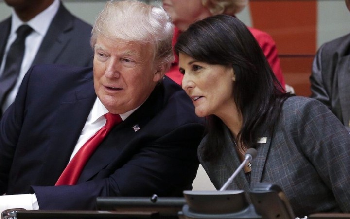 Trump u republikánov stále dominuje, Biden začína strácať v prieskumoch