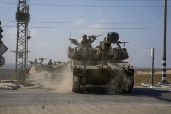 Armáda postúpila „do srdca“ mesta Gaza, tvrdí izraelský minister obrany